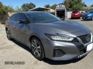 ✅ 2019 Nissan Maxima Platinum • VIN: 1N4AA6AV9KC360826 • Lot: 71081625. Wystawiony na Copart z przebiegiem 120 786 mil. Bezpłatny archiwum sprzedaży aukcyjnych z USA i szczegółowy raport historii pojazdu na DreamBid. Zdjęcie 1.