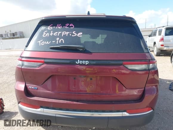 ✅ 2024 Jeep Grand Cherokee • VIN: 1C4RJYB67RC117428 • Lot: 42571725. Listed on IAAI with 46,736 mi. Free auction sales archive from the USA and detailed vehicle history report at DreamBid. Image 17.