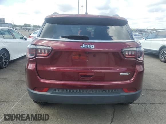 ✅ 2022 Jeep Compass Latitude • VIN: 3C4NJCBB9NT138875 • Lot: 83774745. Wystawiony na Copart z przebiegiem 76 749 mil. Bezpłatny archiwum sprzedaży aukcyjnych z USA i szczegółowy raport historii pojazdu na DreamBid. Zdjęcie 6.