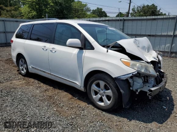 ✅ 2012 Toyota Sienna LE AAS • VIN: 5TDKK3DCXCS206419 • Lot: 60626845. Listed on Copart with 200,461 mi. Free auction sales archive from the USA and detailed vehicle history report at DreamBid. Image 4.
