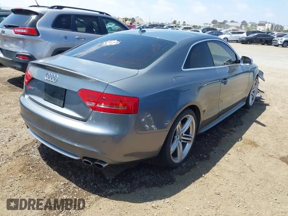✅ 2012 Audi S5 Premium Plus • VIN: WAUCVAFR1CA003642 • Лот: 42261370. Опубликован ранее на IAAI с пробегом 102 551 миль. Бесплатный доступ к архиву аукционных продаж из США и подробный отчёт об истории автомобиля на DreamBid. Изображение 4.