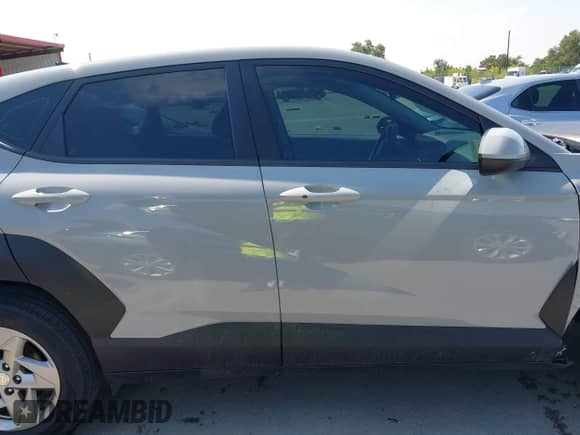 2024 Hyundai Kona SE z VIN KM8HA3AB7RU106593, wystawiony jako IAAI lot #43065618 z przebiegiem 16 699 mil mil oraz . Historia ofert i sprzedaży dostępna na DreamBid. Obrazek 13.