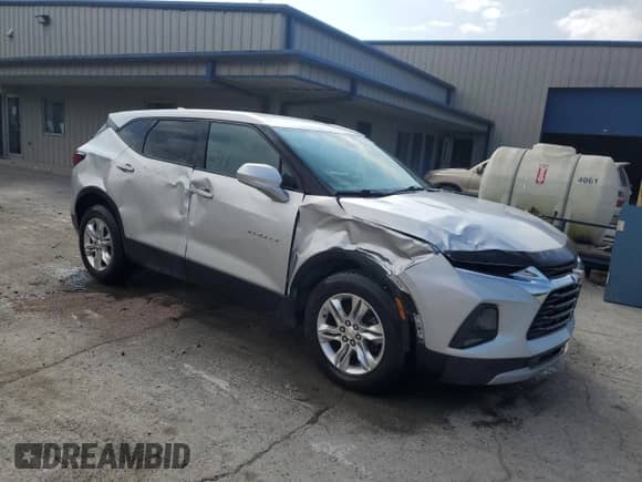 ✅ 2021 Chevrolet Blazer LT • VIN: 3GNKBHRS7MS571755 • Lot: 70458564. Wystawiony na Copart z przebiegiem 51 267 mil mil. Skorzystaj z bezpłatnego archiwum sprzedaży aukcyjnych z USA i zobacz szczegółowy raport historii pojazdu na DreamBid. Zdjęcie 4.