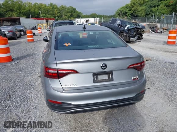 ✅ 2022 Volkswagen Jetta S • VIN: 3VWCM7BUXNM001782 • Lot: 42996106. Wystawiony na IAAI z przebiegiem 54 528 mil. Bezpłatny archiwum sprzedaży aukcyjnych z USA i szczegółowy raport historii pojazdu na DreamBid. Zdjęcie 16.