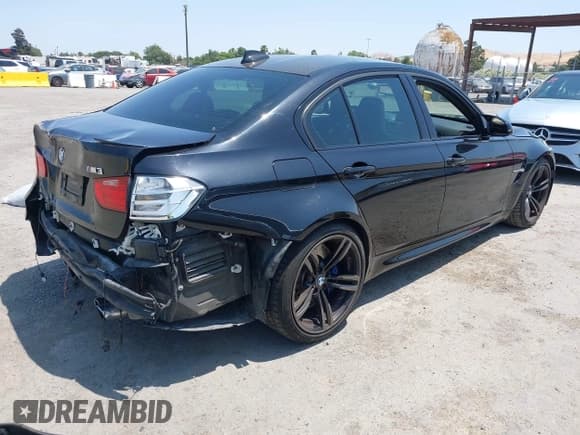 ✅ 2015 BMW M3 • VIN: WBS3C9C59FP804029 • Lot: 42438618. Wystawiony na IAAI z przebiegiem 109 817 mil. Bezpłatny archiwum sprzedaży aukcyjnych z USA i szczegółowy raport historii pojazdu na DreamBid. Zdjęcie 4.