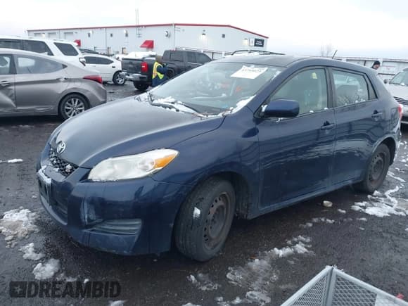 ✅ 2009 Toyota Matrix S • VIN: 2T1LE40E69C008365 • Lot: 43793023. Wystawiony na IAAI z przebiegiem 128 462 mil. Bezpłatny archiwum sprzedaży aukcyjnych z USA i szczegółowy raport historii pojazdu na DreamBid. Zdjęcie 2.