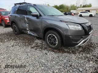 ✅ 2025 Nissan Pathfinder Rock Creek • VIN: 5N1DR3BD9SC240248 • Lot: 85122155. Wystawiony na Copart z przebiegiem 5 026 mil. Bezpłatny archiwum sprzedaży aukcyjnych z USA i szczegółowy raport historii pojazdu na DreamBid. Zdjęcie 4.
