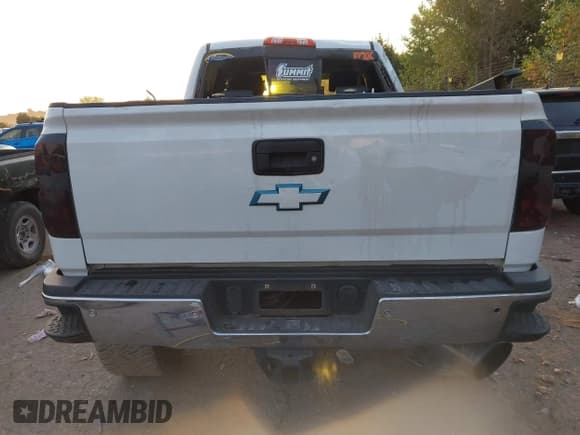 ✅ 2018 Chevrolet Silverado 2500HD LTZ • VIN: 1GC1KWEY0JF184077 • Lot: 43354926. Wystawiony na IAAI z przebiegiem 226 940 mil. Bezpłatny archiwum sprzedaży aukcyjnych z USA i szczegółowy raport historii pojazdu na DreamBid. Zdjęcie 16.