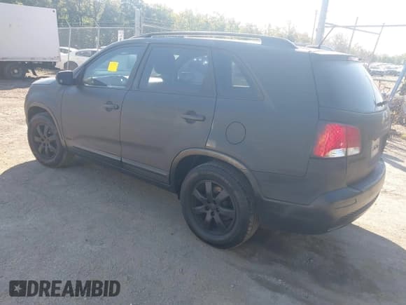 ✅ 2011 Kia Sorento LX • VIN: 5XYKTDA16BG128304 • Lot: 43180772. Wystawiony na IAAI z przebiegiem 175 867 mil. Bezpłatny archiwum sprzedaży aukcyjnych z USA i szczegółowy raport historii pojazdu na DreamBid. Zdjęcie 3.