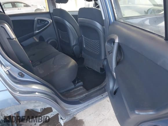 ✅ 2007 Toyota RAV4 Sport • VIN: JTMBK32V976021787 • Lot: 43735709. Wystawiony na IAAI z przebiegiem 161 762 mil. Bezpłatny archiwum sprzedaży aukcyjnych z USA i szczegółowy raport historii pojazdu na DreamBid. Zdjęcie 8.