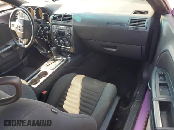 ✅ 2012 Dodge Challenger SXT • VIN: 2C3CDYAG7CH161977 • Lot: 72713354. Wystawiony na Copart z przebiegiem 240 769 mil. Bezpłatny archiwum sprzedaży aukcyjnych z USA i szczegółowy raport historii pojazdu na DreamBid. Zdjęcie 8.