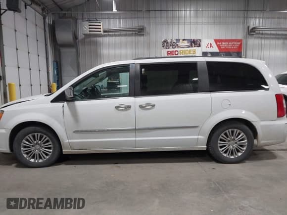 ✅ 2016 Chrysler Town & Country Touring L Anniversary Edition • VIN: 2C4RC1CG7GR138454 • Лот: 42563931. Опубликован ранее на IAAI с пробегом 176 709 миль. Бесплатный доступ к архиву аукционных продаж из США и подробный отчёт об истории автомобиля на DreamBid. Изображение 14.