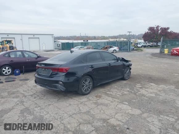 ✅ 2023 Kia Forte GT-Line • VIN: 3KPF54AD2PE619480 • Lot: 43603579. Wystawiony na IAAI z przebiegiem 55 877 mil. Bezpłatny archiwum sprzedaży aukcyjnych z USA i szczegółowy raport historii pojazdu na DreamBid. Zdjęcie 4.