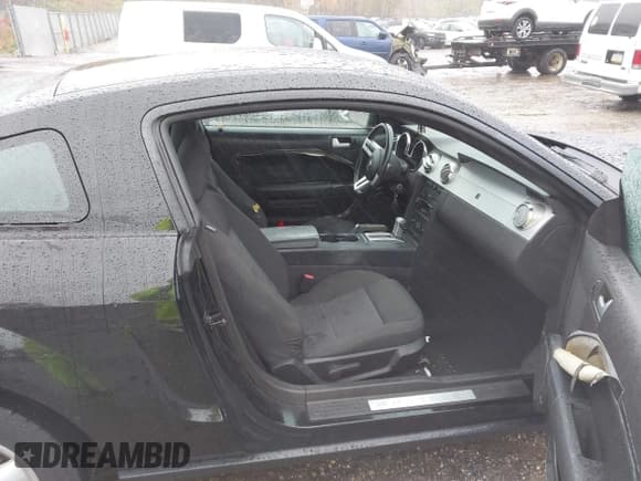 ✅ 2007 Ford Mustang Deluxe • VIN: 1ZVHT80N975196728 • Lot: 43587905. Listed on IAAI with 109,975 mi. Free auction sales archive from the USA and detailed vehicle history report at DreamBid. Image 5.