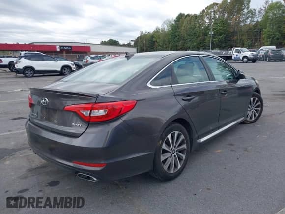 2015 Hyundai Sonata Sport z VIN 5NPE34AF4FH022103, wystawiony jako IAAI lot #43426151 z przebiegiem 253 062 mil mil oraz . Historia ofert i sprzedaży dostępna na DreamBid. Obrazek 4.