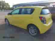 2015 Chevrolet Sonic LT z VIN 1G1JC6SB2F4218433, wystawiony jako IAAI lot #42459044 z przebiegiem 53 887 mil mil oraz . Historia ofert i sprzedaży dostępna na DreamBid. Obrazek 3.