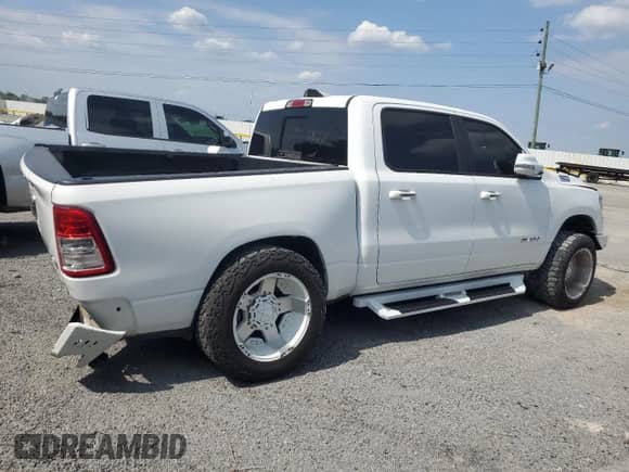 2020 Ram 1500 Big Horn z VIN 1C6SRFFT0LN125761, wystawiony jako Copart lot #70359275 z przebiegiem 143 077 mil mil oraz Szkoda całkowita • Salvage title. Historia ofert i sprzedaży dostępna na DreamBid. Obrazek 3.