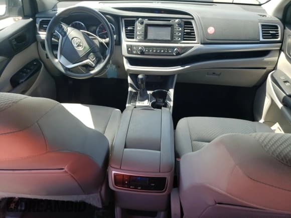 ✅ 2014 Toyota Highlander LE • VIN: 5TDBKRFH0ES004719 • Lot: 62020565. Listed on Copart with 192,795 mi. Free auction sales archive from the USA and detailed vehicle history report at DreamBid. Image 8.