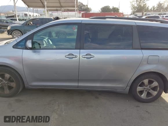 ✅ 2013 Toyota Sienna LE • VIN: 5TDKK3DC4DS332521 • Lot: 43663981. Wystawiony na IAAI z przebiegiem 116 966 mil. Bezpłatny archiwum sprzedaży aukcyjnych z USA i szczegółowy raport historii pojazdu na DreamBid. Zdjęcie 14.
