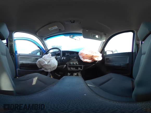 2008 Dodge Dakota SXT z VIN 1D7HW38K78S504060, wystawiony jako IAAI lot #41640644 z przebiegiem Nie podano mil oraz . Historia ofert i sprzedaży dostępna na DreamBid. Obrazek 18.