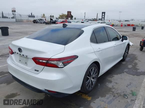 2022 Toyota Camry XLE z VIN 4T1F11AK6NU044951, wystawiony jako IAAI lot #42666463 z przebiegiem 37 559 mil mil oraz . Historia ofert i sprzedaży dostępna na DreamBid. Obrazek 4.