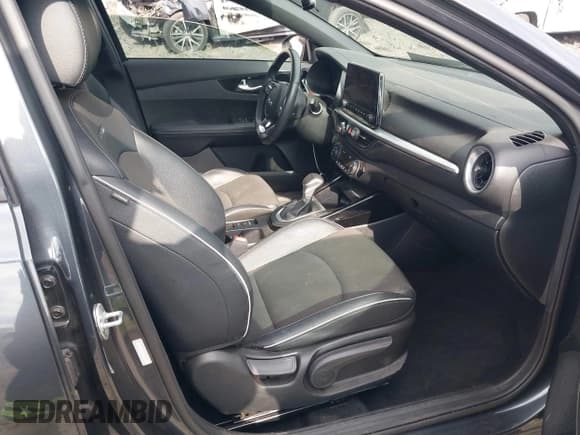 ✅ 2023 Kia Forte GT-Line • VIN: 3KPF54AD0PE550207 • Lot: 43009063. Wystawiony na IAAI z przebiegiem 25 491 mil. Bezpłatny archiwum sprzedaży aukcyjnych z USA i szczegółowy raport historii pojazdu na DreamBid. Zdjęcie 5.