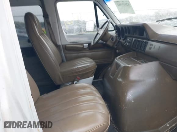 ✅ 1992 Dodge Passenger • VIN: 2B5WB35Y5NK172074 • Lot: 42010461. Wystawiony na IAAI z przebiegiem 101 961 mil. Bezpłatny archiwum sprzedaży aukcyjnych z USA i szczegółowy raport historii pojazdu na DreamBid. Zdjęcie 5.