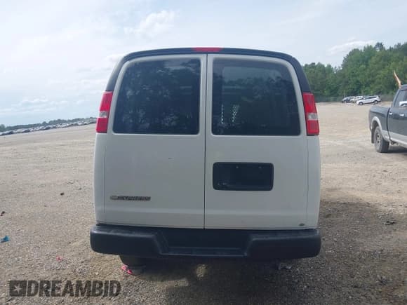 ✅ 2020 Chevrolet Express Cargo • VIN: 1GCWGAFP7L1128105 • Lot: 42186923. Wystawiony na IAAI z przebiegiem 183 036 mil. Bezpłatny archiwum sprzedaży aukcyjnych z USA i szczegółowy raport historii pojazdu na DreamBid. Zdjęcie 16.