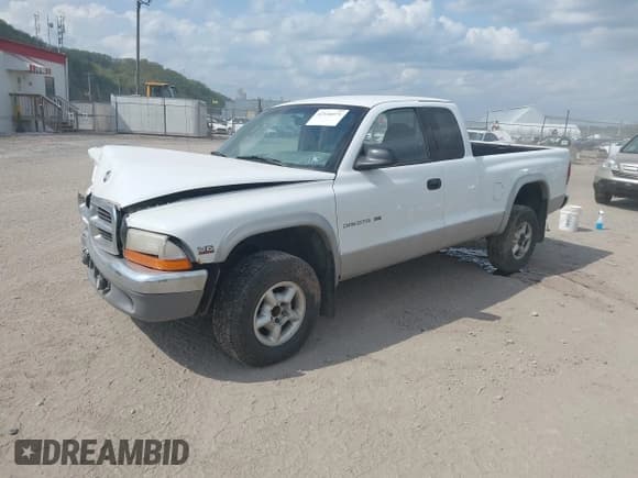 ✅ 1998 Dodge Dakota SLT • VIN: 1B7GG22X5WS560609 • Lot: 42146071. Wystawiony na IAAI z przebiegiem Nie podano. Bezpłatny archiwum sprzedaży aukcyjnych z USA i szczegółowy raport historii pojazdu na DreamBid. Zdjęcie 2.