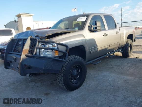 ✅ 2014 Chevrolet Silverado 2500HD LT • VIN: 1GC1KXE88EF160895 • Lot: 43581202. Wystawiony na IAAI z przebiegiem 299 042 mil. Bezpłatny archiwum sprzedaży aukcyjnych z USA i szczegółowy raport historii pojazdu na DreamBid. Zdjęcie 17.