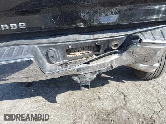 ✅ 2018 Chevrolet Silverado 1500 LT • VIN: 3GCPCREC9JG613213 • Lot: 43462577. Wystawiony na IAAI z przebiegiem 63 389 mil. Bezpłatny archiwum sprzedaży aukcyjnych z USA i szczegółowy raport historii pojazdu na DreamBid. Zdjęcie 6.