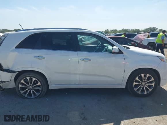 ✅ 2014 Kia Sorento SX • VIN: 5XYKW4A70EG496090 • Lot: 42850858. Listed on IAAI with 250,655 mi. Free auction sales archive from the USA and detailed vehicle history report at DreamBid. Image 13.