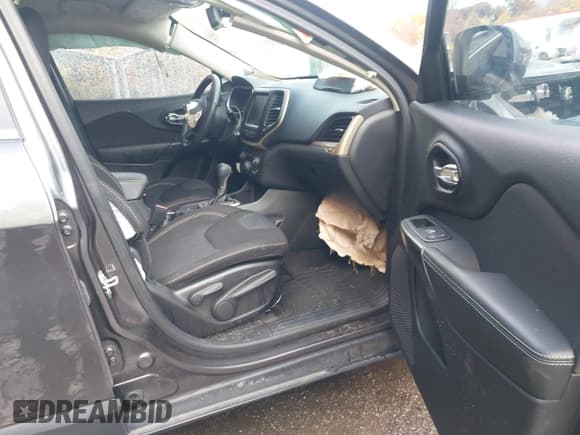 ✅ 2016 Jeep Cherokee Latitude • VIN: 1C4PJLCB9GW137553 • Лот: 43586555. Опубликован ранее на IAAI с пробегом 78 579 миль. Бесплатный доступ к архиву аукционных продаж из США и подробный отчёт об истории автомобиля на DreamBid. Изображение 5.