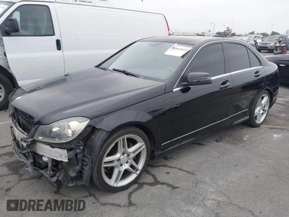 ✅ 2013 Mercedes-Benz C 250 Sport • VIN: WDDGF4HB2DA858036 • Lot: 43010651. Wystawiony na IAAI z przebiegiem 150 027 mil. Bezpłatny archiwum sprzedaży aukcyjnych z USA i szczegółowy raport historii pojazdu na DreamBid. Zdjęcie 19.