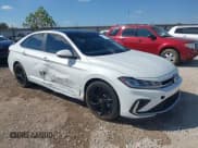 ✅ 2025 Volkswagen Jetta SE • VIN: 3VW7X7BU4SM061349 • Лот: 43414717. Опубликован ранее на IAAI с пробегом 5 026 миль. Бесплатный доступ к архиву аукционных продаж из США и подробный отчёт об истории автомобиля на DreamBid. Изображение 1.