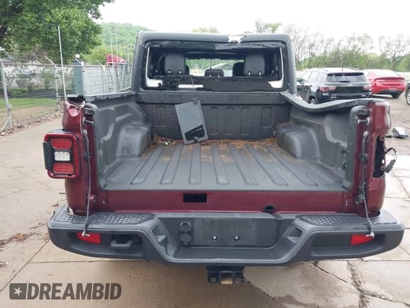 ✅ 2021 Jeep Gladiator Overland • VIN: 1C6HJTFGXML555622 • Lot: 42237686. Wystawiony na IAAI z przebiegiem 62 358 mil. Bezpłatny archiwum sprzedaży aukcyjnych z USA i szczegółowy raport historii pojazdu na DreamBid. Zdjęcie 16.