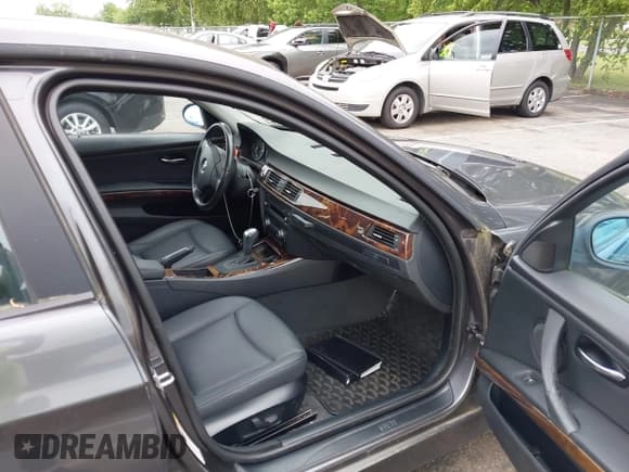 ✅ 2008 BMW 3 Series 328xi • VIN: WBAVC73528KX92033 • Lot: 42888136. Listed on IAAI with 131,341 mi. Free auction sales archive from the USA and detailed vehicle history report at DreamBid. Image 5.