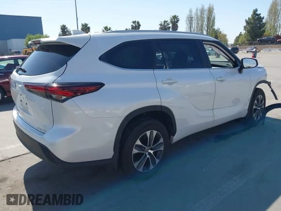✅ 2024 Toyota Highlander LE • VIN: 5TDKDRBH7RS547443 • Lot: 42035721. Listed on IAAI with 9,567 mi. Free auction sales archive from the USA and detailed vehicle history report at DreamBid. Image 4.
