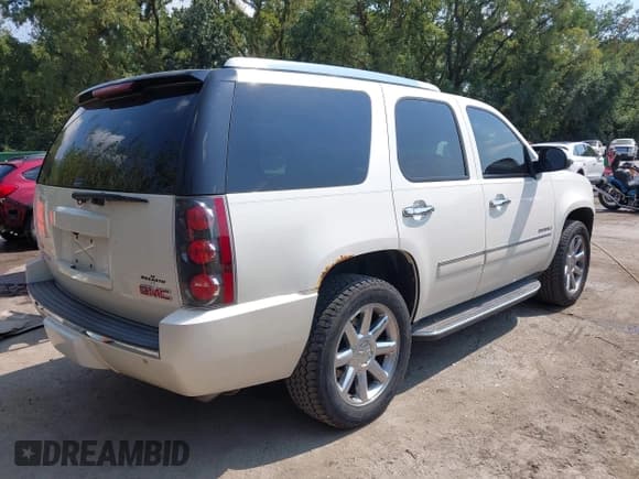 ✅ 2010 GMC Yukon Denali • VIN: 1GKUKEEF8AR286008 • Lot: 43195313. Listed on IAAI with 181,456 mi. Free auction sales archive from the USA and detailed vehicle history report at DreamBid. Image 4.