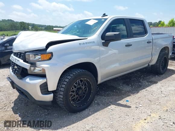 2020 Chevrolet Silverado 1500 Custom z VIN 1GCPYBEK5LZ182789, wystawiony jako IAAI lot #42729730 z przebiegiem 64 049 mil mil oraz . Historia ofert i sprzedaży dostępna na DreamBid. Obrazek 2.