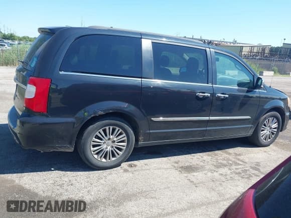 ✅ 2014 Chrysler Town & Country Touring L 30th Anniversary • VIN: 2C4RC1CG9ER138971 • Lot: 42783134. Listed on IAAI with 195,074 mi. Free auction sales archive from the USA and detailed vehicle history report at DreamBid. Image 14.