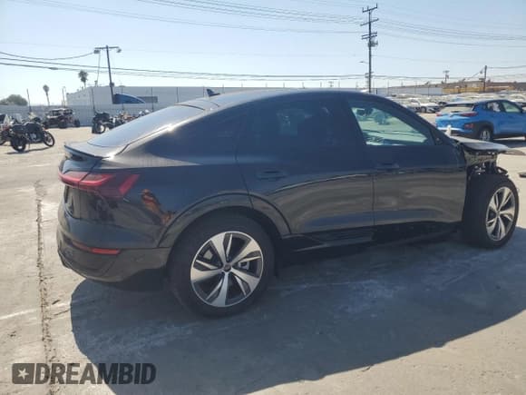 ✅ 2024 Audi Q8 e-tron • VIN: WA1BAAGE8RB038603 • Lot: 70834514. Wystawiony na Copart z przebiegiem 7 300 mil. Bezpłatny archiwum sprzedaży aukcyjnych z USA i szczegółowy raport historii pojazdu na DreamBid. Zdjęcie 3.