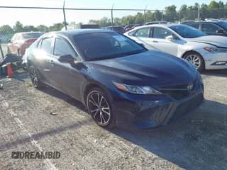 ✅ 2020 Toyota Camry SE • VIN: 4T1M11AK8LU888302 • Lot: 43325971. Wystawiony na IAAI z przebiegiem 114 720 mil. Bezpłatny archiwum sprzedaży aukcyjnych z USA i szczegółowy raport historii pojazdu na DreamBid. Zdjęcie 1.