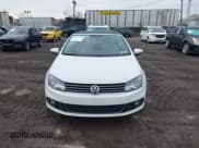 ✅ 2016 Volkswagen Eos Komfort • VIN: WVWBW8AH2GV001111 • Lot: 43756379. Wystawiony na IAAI z przebiegiem 68 172 mil. Bezpłatny archiwum sprzedaży aukcyjnych z USA i szczegółowy raport historii pojazdu na DreamBid. Zdjęcie 12.