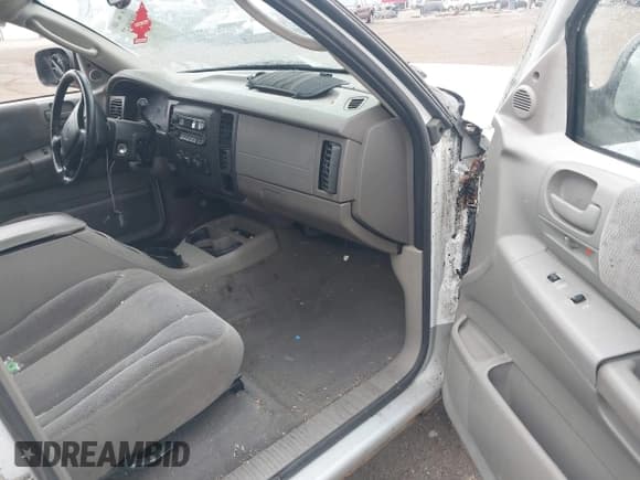 ✅ 2002 Dodge Dakota SLT • VIN: 1B7HG48N72S577296 • Lot: 41848637. Wystawiony na IAAI z przebiegiem 133 777 mil. Bezpłatny archiwum sprzedaży aukcyjnych z USA i szczegółowy raport historii pojazdu na DreamBid. Zdjęcie 5.