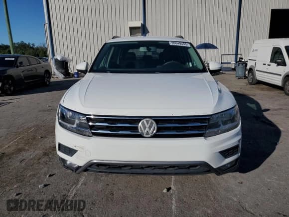 ✅ 2018 Volkswagen Tiguan S • VIN: 3VV1B7AX0JM033180 • Лот: 90649455. Опубликован ранее на Copart с пробегом 167 064 миль. Бесплатный доступ к архиву аукционных продаж из США и подробный отчёт об истории автомобиля на DreamBid. Изображение 5.