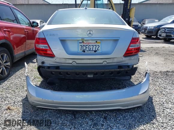 ✅ 2014 Mercedes-Benz C 250 Sport • VIN: WDDGF4HB4ER305973 • Lot: 41781503. Wystawiony na IAAI z przebiegiem 98 542 mil. Bezpłatny archiwum sprzedaży aukcyjnych z USA i szczegółowy raport historii pojazdu na DreamBid. Zdjęcie 17.