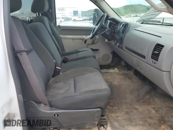 ✅ 2011 Chevrolet Silverado 2500HD Work Truck • VIN: 1GC0CVCG6BF252302 • Lot: 59610875. Wystawiony na Copart z przebiegiem 176 769 mil. Bezpłatny archiwum sprzedaży aukcyjnych z USA i szczegółowy raport historii pojazdu na DreamBid. Zdjęcie 7.