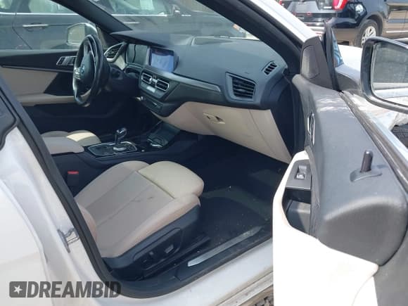 ✅ 2021 BMW 2 Series 228i • VIN: WBA53AK06M7H55442 • Lot: 42127060. Wystawiony na IAAI z przebiegiem 95 737 mil. Bezpłatny archiwum sprzedaży aukcyjnych z USA i szczegółowy raport historii pojazdu na DreamBid. Zdjęcie 5.