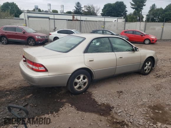 ✅ 2000 Lexus ES 300 • VIN: JT8BF28G1Y0239748 • Lot: 71955044. Wystawiony na Copart z przebiegiem 122 272 mil. Bezpłatny archiwum sprzedaży aukcyjnych z USA i szczegółowy raport historii pojazdu na DreamBid. Zdjęcie 3.